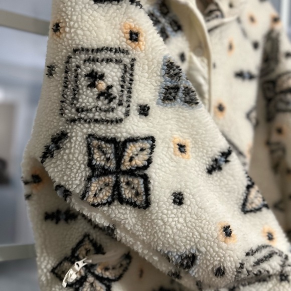 Playing for keeps/ fleece jacket - Picture 5 of 5